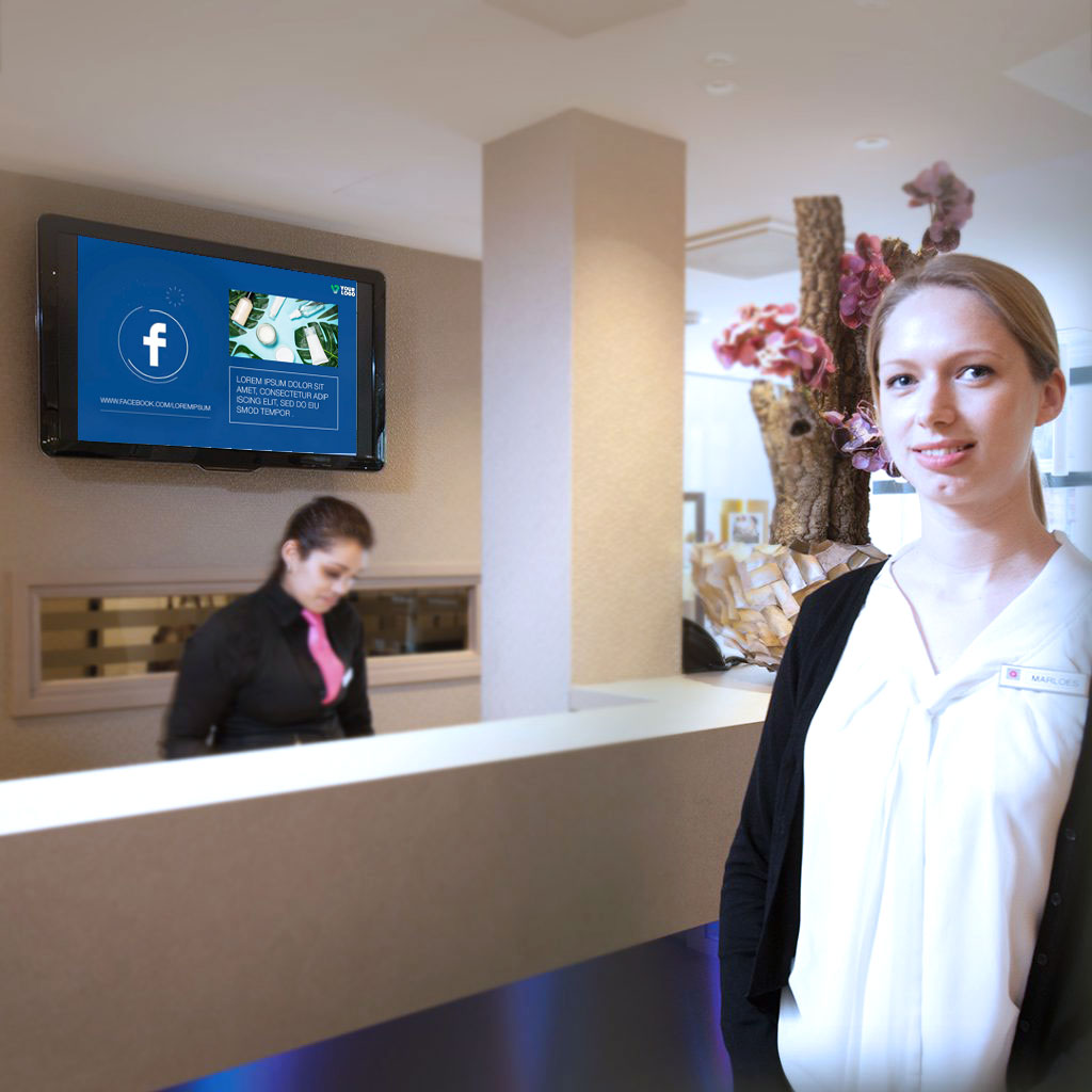 Recepción de hotel con una pantalla digital