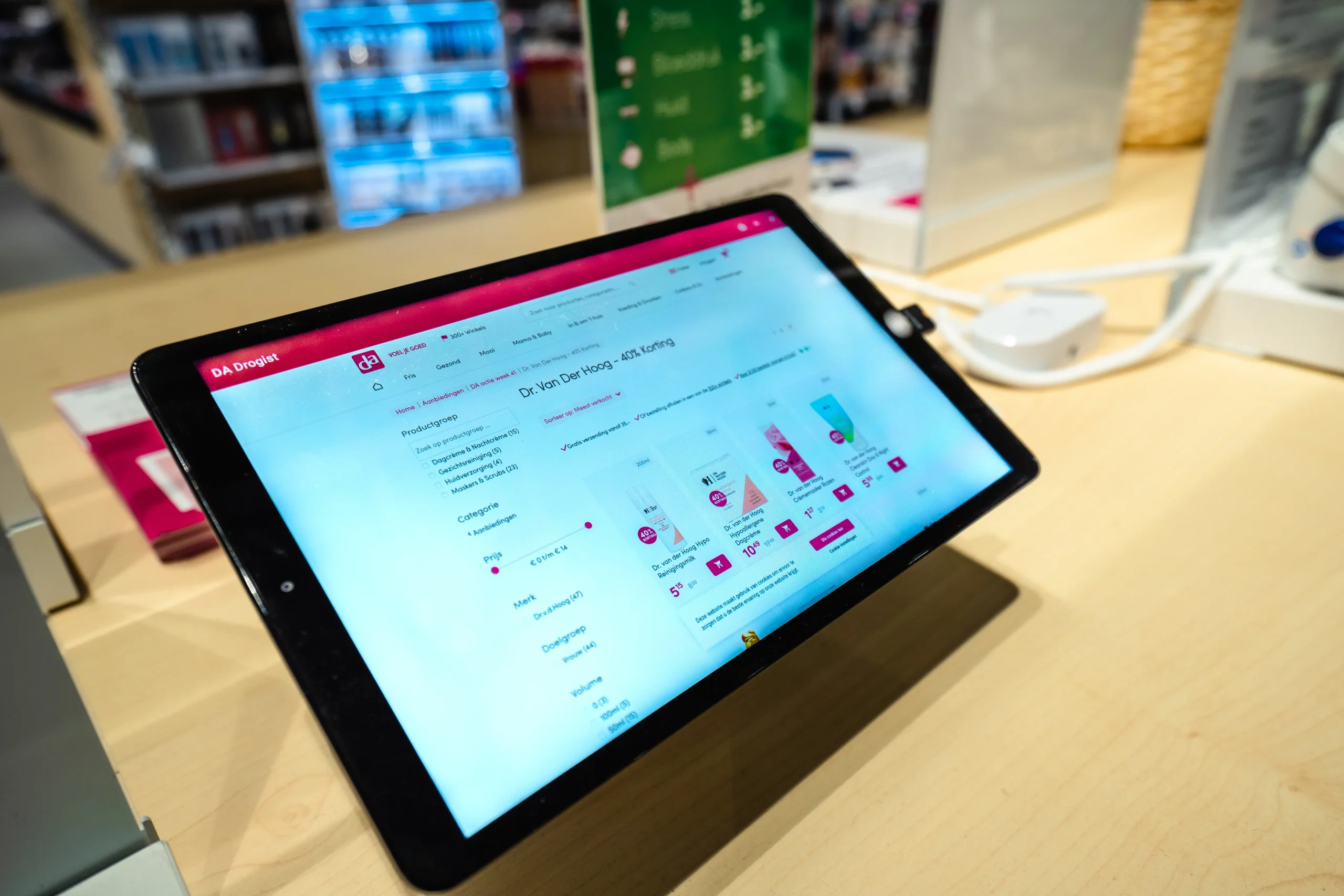 Easyscreen Narrowcasting Touch Screen oplossing voor DA winkel.