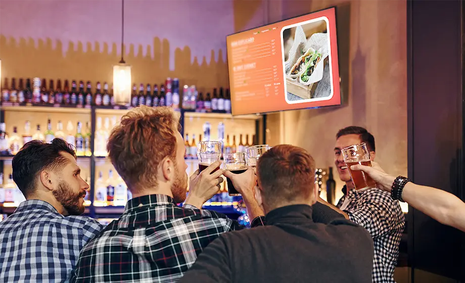 Digitale menubord scherm in een sportsbar