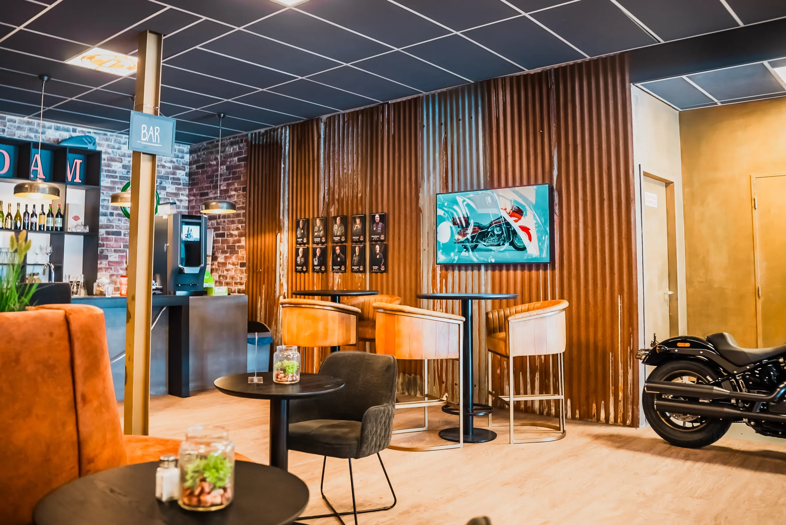 Narrowcasting scherm in Harley Davidson lounge ruimte